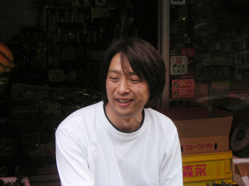 あさひ商店街のたけいち笑店、店主の武一卓也さん。エコツーリズムのリーダー的存在。「地元以外の人が入ってくれば、商店主たちも接客の面白さに目覚めると思う」と。