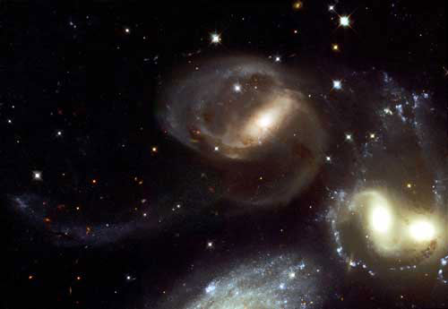 ステファンの五つ子と呼ばれる銀河の集まり Credit: ESA