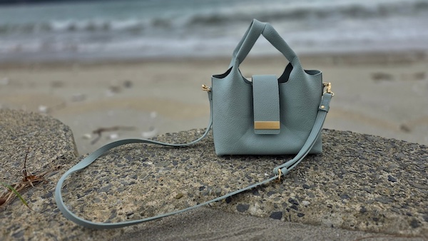 使用済みの漁具が“美しい海を守るサステナブルなバッグ” に生まれ変わる