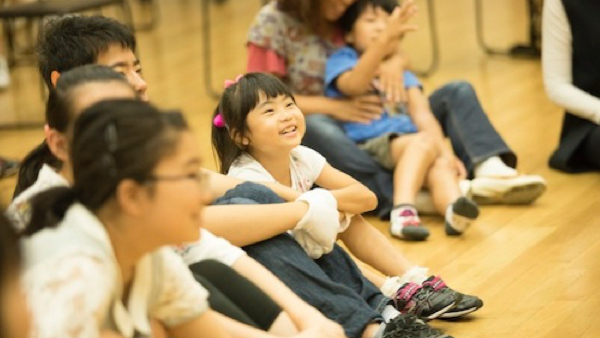 白い手袋が楽器に　耳が聞こえない子どもたちが伝える「歌声」